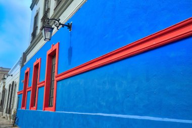 Monterrey, eski şehrin merkezindeki renkli tarihi binalar (Barrio Antiguo) turizm sezonunun zirvesindedir.