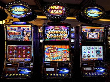 Las Vegas, Nevada-10 Mart 2017: gece eğlence alanında kumarhane makineleri