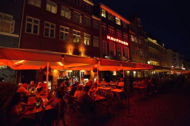 Kopenhag, Danimarka-2 Ağustos 2018: Kopenhag 'daki ünlü manzaralı Nyhavn Körfezi ve restoranlar