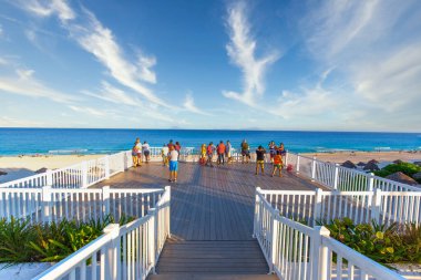 Cancun, Meksika - 20 Mart 2020: Playa Delfines (Yunus Sahili) lakabı El Mirador (The Lookout) Riviera Maya 'nın en manzaralı halk plajlarından biri