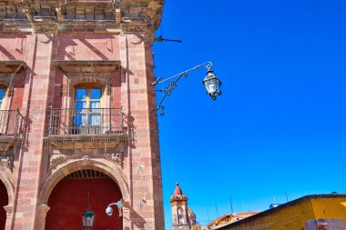 Meksika, San Miguel de Allende 'nin tarihi şehir merkezinde renkli binalar ve sokaklar
