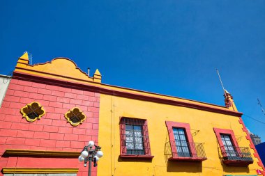 Zocalo tarihi şehir merkezinde renkli Puebla sokakları