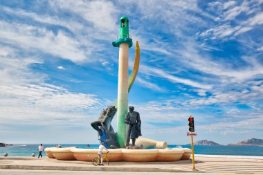 Mazatlan, Meksika-10 Aralık 2018: Okyanus kıyısı ve tarihi şehir merkezi yakınlarındaki Mazatlan Gezinti Alanı 'nda bulunan bir Balıkçı Anıtı (Monumento al Pescador)