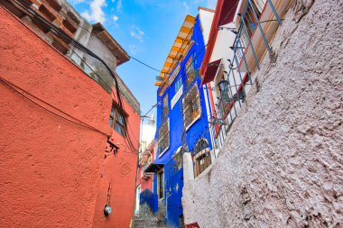 Guanajuato, Meksika-22 Nisan 2019: Guanajuato tarihi şehir merkezindeki manzaralı kaldırımlı sokaklar ve geleneksel renkli binalar