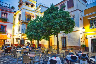 SEVILLE, İSPA-ECTOBER 2, 2017: Seville, Eski şehrin kalbinde romantik bir İspanyol restoranı