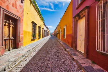 Meksika, San Miguel de Allende 'nin tarihi şehir merkezinde renkli binalar ve sokaklar