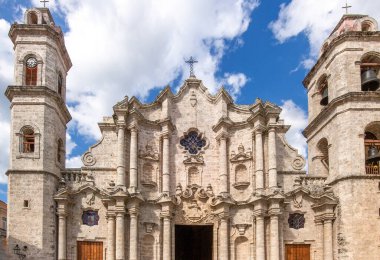 Orta Havana Bakire Meryem Katedrali Eski Havana tarihi merkezindeki Katedral Plaza 'da yer almaktadır.