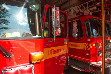 Toronto, Kanada-20 Eylül 2019: itfaiye istasyonundaki itfaiye aracı acil müdahaleye hazır.