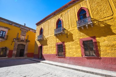 Meksika, San Miguel de Allende 'nin tarihi şehir merkezinde renkli binalar ve sokaklar