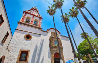 Turizm sezonunda Tlaquepaque manzaralı kiliseler