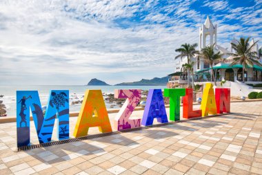 Mazatlan, Meksika-10 Aralık 2018: Meksika 'da ünlü bir turistik plaj ve tatil bölgesi olan Altın Bölge' nin (Zona Dorada) girişindeki Büyük Mazatlan Mektupları