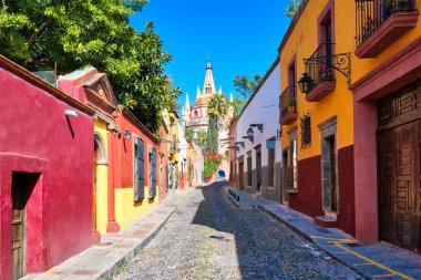 Meksika, San Miguel de Allende 'nin tarihi şehir merkezinde renkli binalar ve sokaklar