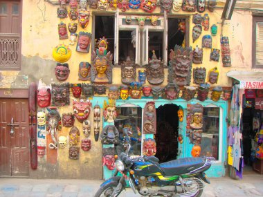 Katmandu, Nepal-Ağustos 1, 2017: Budist tapınakları ve tipik sokak mimarisi Katmandu 'nun Thamel ilçesinde