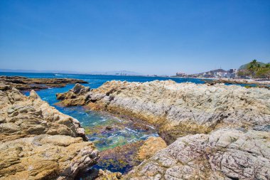 Puerto Vallarta, Conchas Chinas plajı ve okyanus kıyısı.