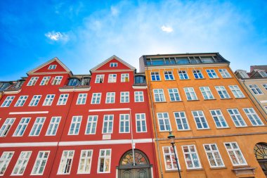 Kopenhag, Danimarka-2 Ağustos 2018: Kopenhag 'daki ünlü Nyhavn (Yeni Liman) körfezi, Avrupa' nın tarihi, renkli binaları olan 17. yüzyıldan kalma bir liman. Tekne ve kanal turları için bir başlangıç noktası.