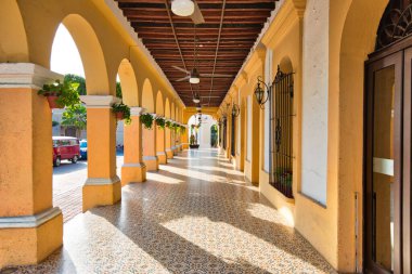 Meksika, Mazatlan, tarihi şehir merkezinde renkli eski şehir sokakları