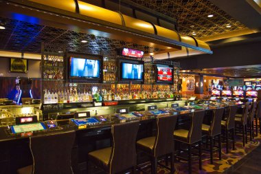 Las Vegas, Nevada-10 Mart 2017: gece eğlence alanında kumarhane makineleri