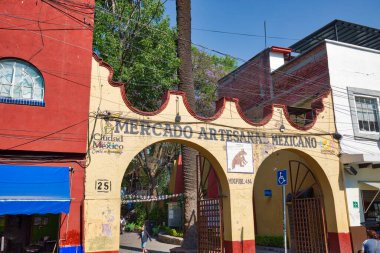 Coyoacan, Meksika-20 Nisan 2018: Coyoacan 'ın tarihi merkezinde Sanatçı Pazarı (Mercado Artesanal)