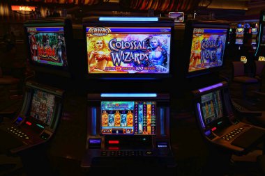 Las Vegas, Nevada-10 Mart 2017: gece eğlence alanında kumarhane makineleri