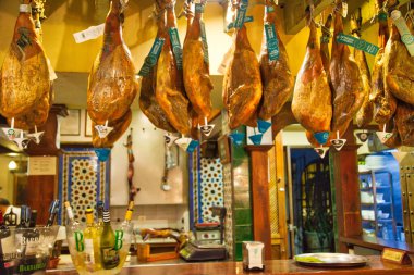 SEVILLE, İSPA-ECTOBER 2, 2017: Seville, Eski şehrin kalbinde romantik bir İspanyol restoranı