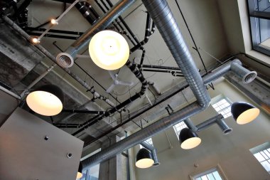 Şehir merkezindeki bir kafede sanayi tipi bir tavan.