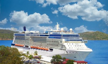 Karayip manzaralı bir tatile çıkmadan önce Charlotte Amalie körfezine yanaşmış.