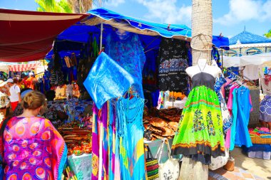 Philipsburg, San Maarten-20 Nisan 2016: Geleneksel Karayip giysileri satan Sokak Pazarları