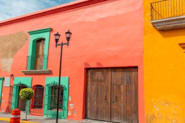 Oaxaca, Manzaralı eski şehir sokakları ve tarihi şehir merkezinde renkli koloni binaları