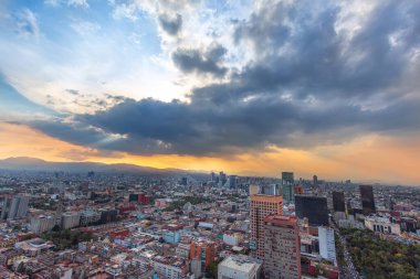 Latin Amerika Kulesi 'nin tepesindeki gözlem güvertesinden Meksiko Şehri' nin panoramik manzarası (Torre Latinoamericana)