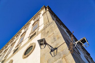 Rio Douro yakınlarında güzel ve renkli Porto sokakları