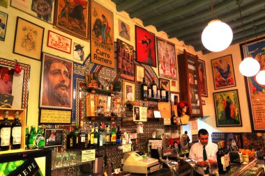 SEVILLE, İSPA-EKİM 16, 2016: Tarihi kentteki gece barı