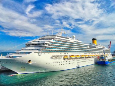 Barselona, İspanya-20 Haziran 2018: Seyahat gemisi Barselona limanına yanaştı ve yolcuların Avrupa seyahatine çıkmasını bekledi