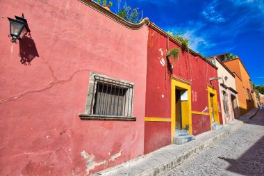 Meksika, San Miguel de Allende 'nin tarihi şehir merkezinde renkli binalar ve sokaklar