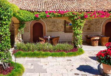 San Miguel de Allende, Meksika-3 Nisan 2019: Meksika, San Miguel de Allende 'nin tarihi şehir merkezi Zona Centro' daki renkli binaları ve sokakları
