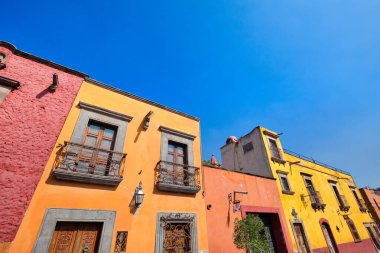 Meksika, San Miguel de Allende 'nin tarihi şehir merkezinde renkli binalar ve sokaklar