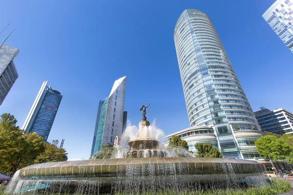 Mexico City, Meksika-5 Eylül 2019: Avcı Çeşmesi (Fuente de la Diana Cazadora) Paseo de la Reforma kavşağında yer almaktadır.