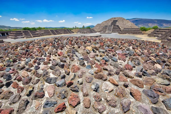 メキシコ市の近くに位置するランドマークTeotihuacanピラミッド — ストック写真