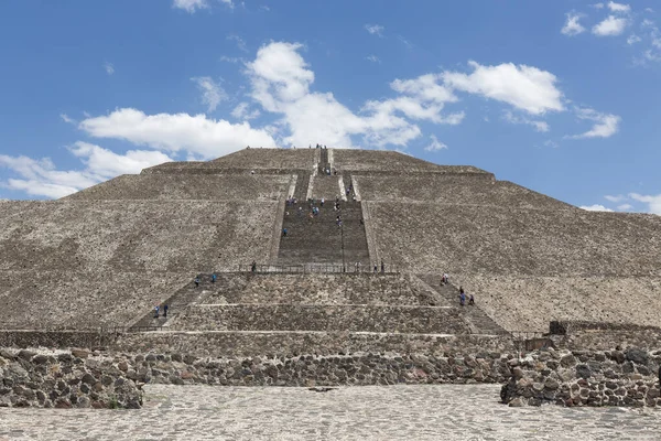 メキシコシティに近いメキシコ高地とメキシコ渓谷に位置するランドマークTeotihuacanピラミッド複合体 — ストック写真