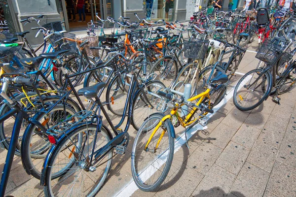 Kopenhagen Denemarken Augustus 2018 Fietsen Geparkeerd Drukke Historische Straten — Stockfoto