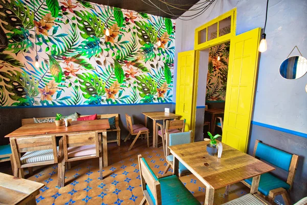 Monterrey, Meksika-9 Aralık 2018: Eski şehrin merkezinde (Barrio Antiguo) turizm sezonunun zirvesindeki renkli kafeler ve restoranlar