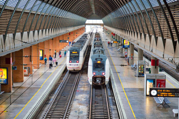 Севилья, Испания-19 октября 2017 года: Центральный железнодорожный вокзал Севильи, Санта-Юста, оживленный междугородний узел связи