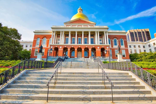 Massachusetts Eyalet Binası, çok sayıda turistin sık sık ziyaret ettiği bir dönüm noktası.
