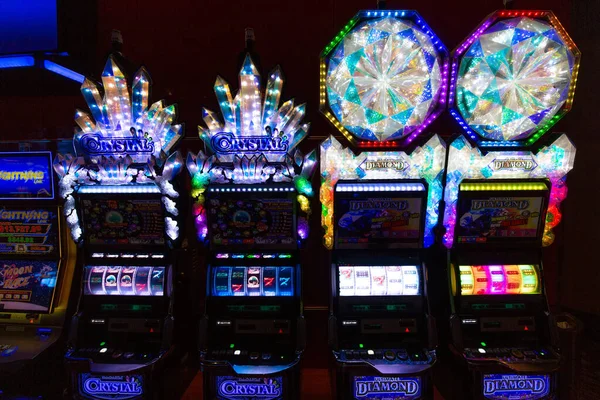2019年3月10日 美国内华达州拉斯维加斯 娱乐场所的赌场机器在等待赌徒和玩家的到来 — 图库照片