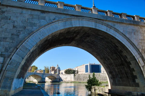 バチカン市国近くの有名なローマ橋 — ストック写真