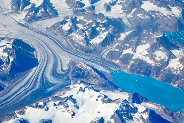 風光明媚なグリーンランド氷河と氷山の空中ビュー — ストック写真