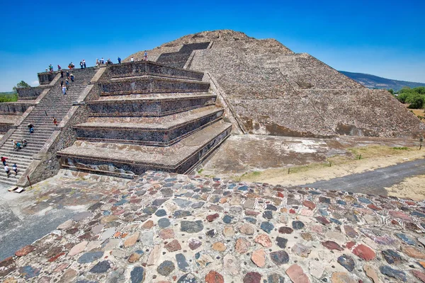 2018年4月21日 メキシコの高地にある歴史的建造物Teotihuacanピラミッドを登る観光客 — ストック写真