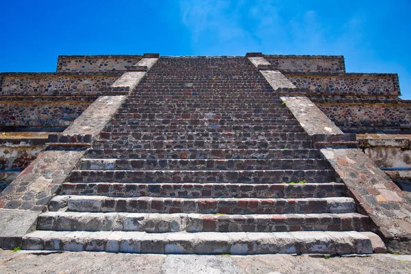 メキシコ市の近くに位置するランドマークTeotihuacanピラミッド — ストック写真