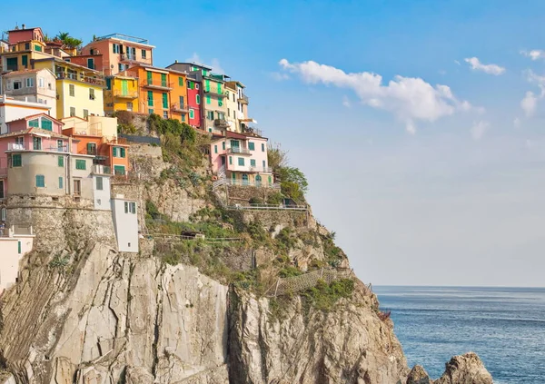 Italië Manarola Kleurrijke Straten Met Uitzicht Schilderachtige Kustlijn — Stockfoto