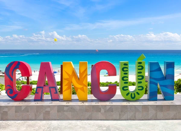 Cancun, Meksika - 20 Mart 2020: Playa Delfines (Yunus Sahili) lakabı El Mirador (The Lookout) Riviera Maya 'nın en manzaralı halk plajlarından biri