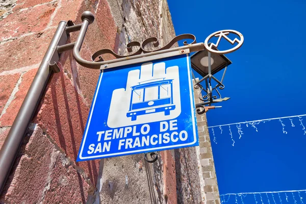 旧金山圣殿的入口 标牌上写着旧金山圣殿巴士站 位于历史名城圣米格尔德阿伦德市中心 — 图库照片